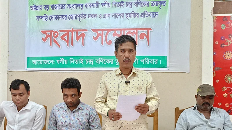 পুলিশের সামনেই দোকানে লুটপাটের অভিযোগ